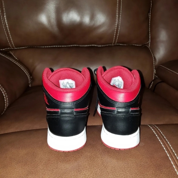 Nike Air Jordan 1 Mid Gym Red Banned Bred Shoes 554725-074 - Size 6Y - Picture 11 of 12